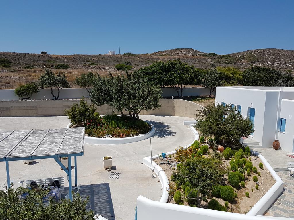 Sarakiniko Rooms Адамас Экстерьер фото